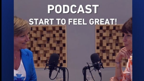 Twee personen zitten tegenover elkaar in een studio voor een podcast genaamd "START TO FEEL GREAT!" met microfoons en een akoestisch paneel achter hen.