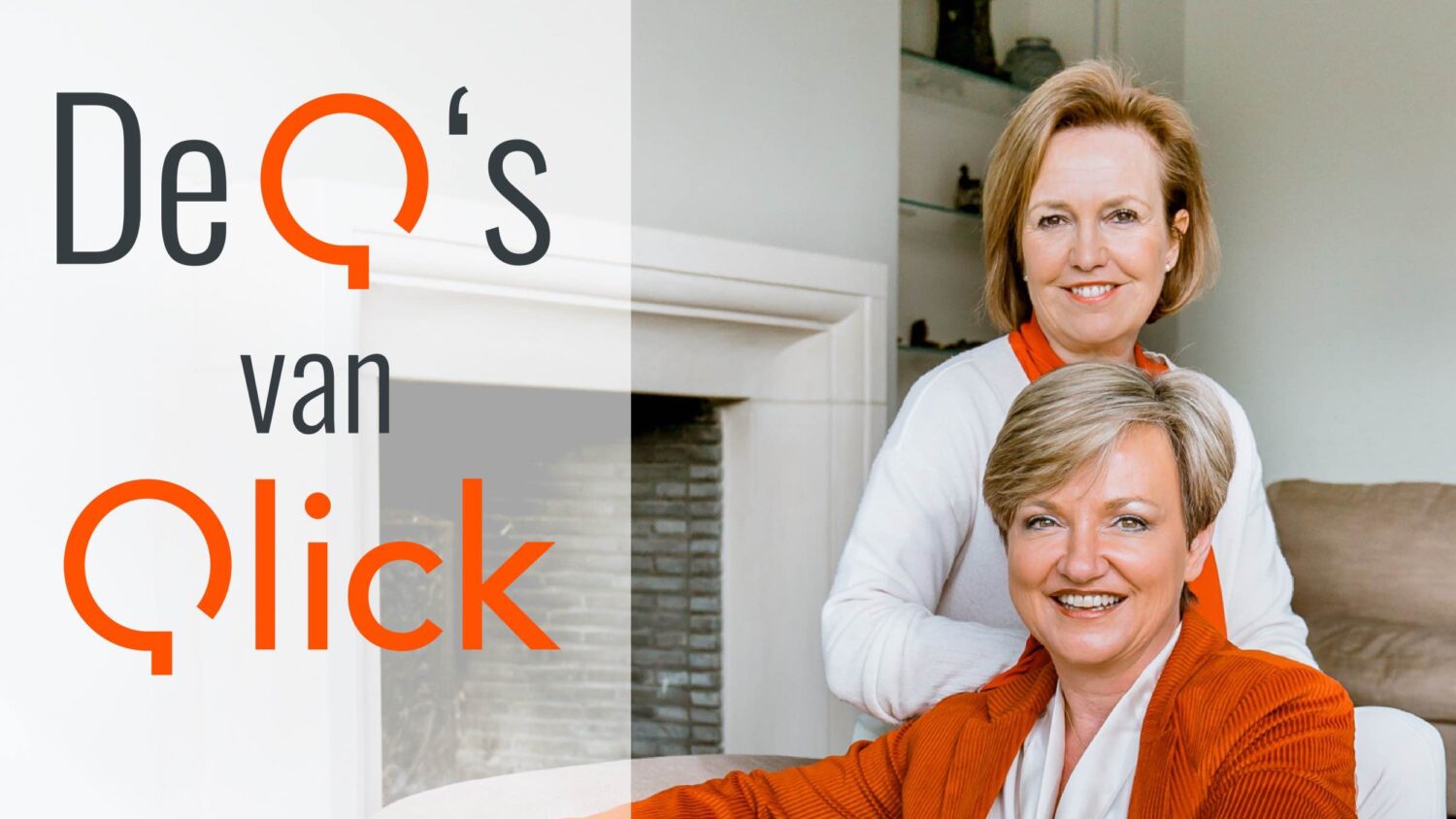 Twee personen lachen in een lichte kamer. Oranje en witte kleuren domineren. Tekst "De Q's van Qlick" verschijnt op de afbeelding.